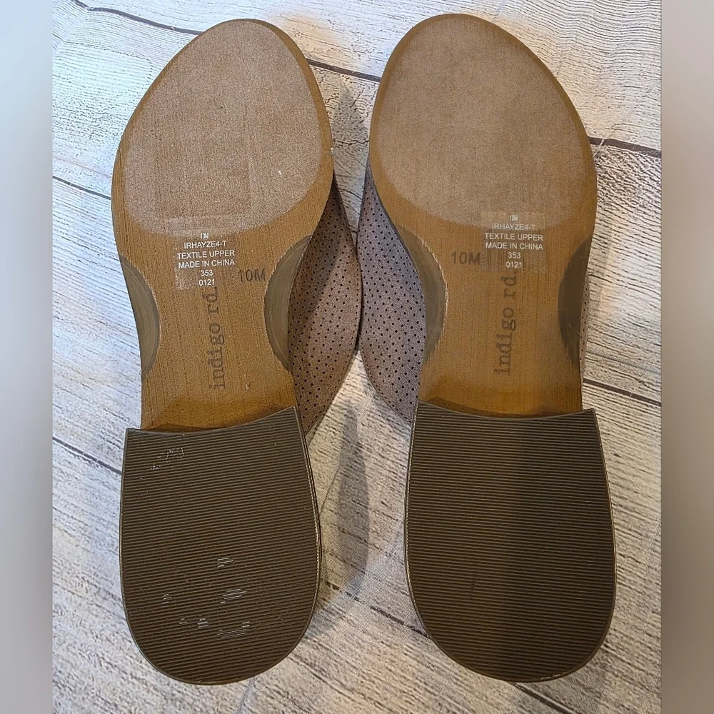 Indigo Rd. Size 10 Hayze Faux Suede Perforated Slip On Taupe Mule Almond Toe New - Picture 6 of 8